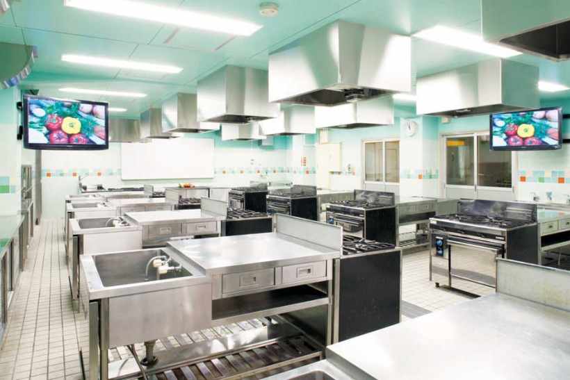 調理実習室と総合調理室を完備
