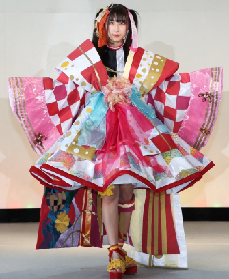 モデル 3年鈴木さくら さん(高浜市立高浜中学校 出身)