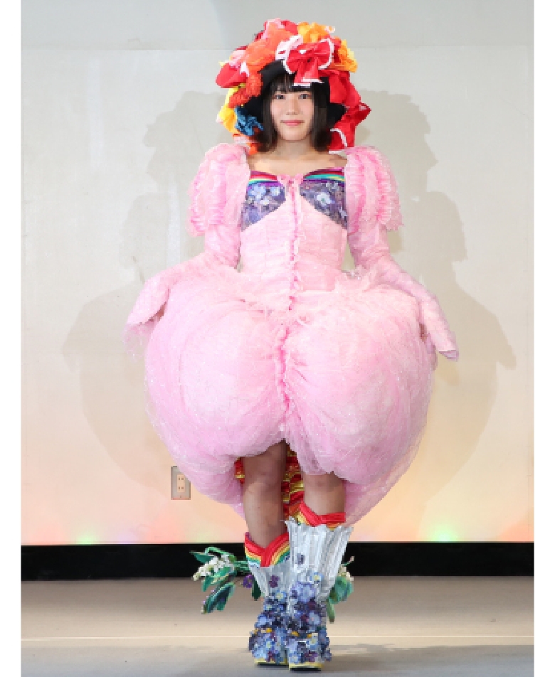 モデル 3年尾崎天音さん(豊川市立中部中学校 出身)